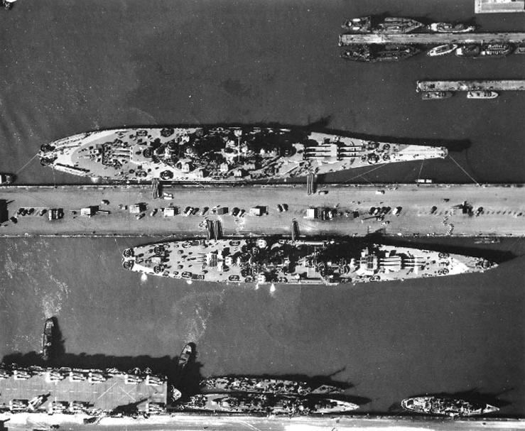 USS_Alaska_USS_Missouri_Norfolk_Naval_Base_1944.jpg