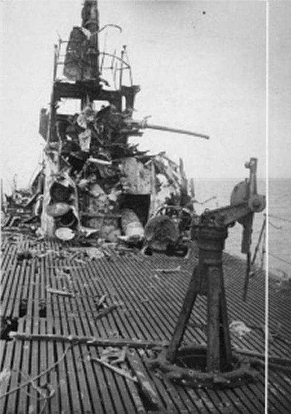 Разрушения на палубе «Дартер» после артиллерийского обстрела.