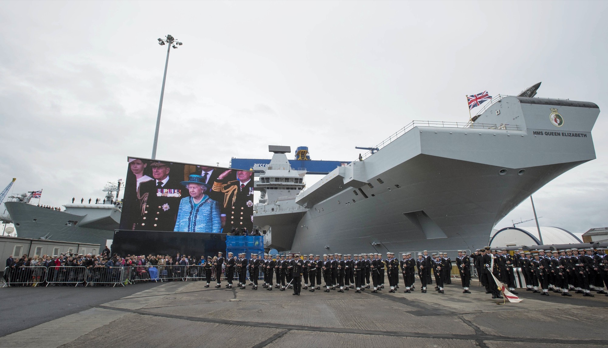 Куин элизабет. Queen Elizabeth корабль с солдатами. Местоположение HMS Queen Elizabeth сейчас. Елизавета 2 визит на авианосец.