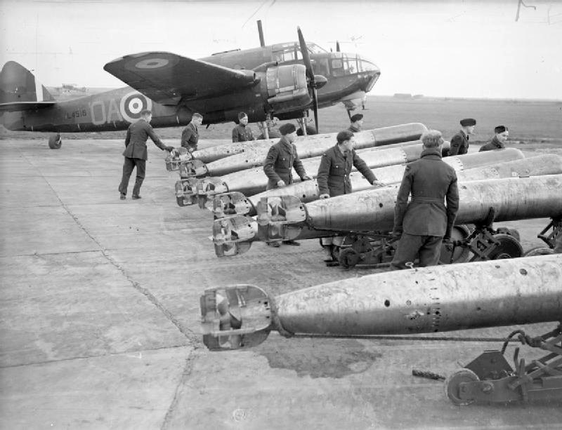 Подготовка к вылету торпедоносца Bristol Beaufort