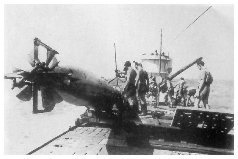 U 172. Погрузка торпед на подводную лодку. Первые торпеды. Торпеда Военная.