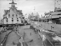 HMS_JAMAICA_дозаправка_с_танкера_(Северная_Атлантика,_сентябрь_1944)_1.jpg