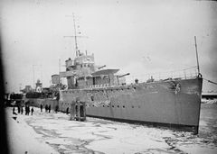 HMS_Vega_(1917)_IWM_SP_676.jpg