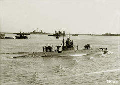 Подводная_лодка_H-2,_Бриндизи,_30_мая_1917_года.jpg