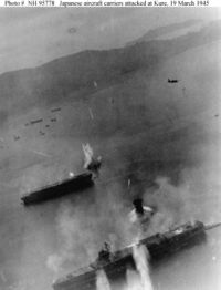 Kaiyo (в центре) под атакой бомбардировщиков SB2C Helldiver