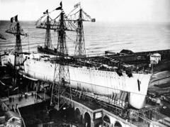 Imperio_launching_Genoa_shipyard_Nov_1939.png