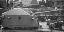 No4_turret_of_japanese_destroyer_Harutsuki_at_Maizuru_in_1945.jpg