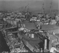 LCI(L)s_24_July_1944,_near_Naples,_Italy.jpg