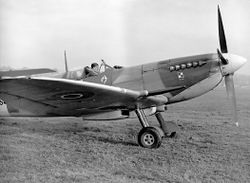 Spitfire-MkIXc-RAF-306Sqn-UZ-Z-Joseph-Zulikowskiego-BS456-Northolt-England-Nov-16-1942-04.jpg