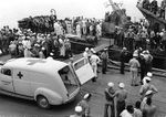 Survivors_of_USS_Hammann_(DD-412)_are_brought_ashore_at_Pearl_Harbor_from_USS_Benham_(DD-397),_a_few_days_after_their_ship_was_sunk_on_6_June_1942.jpg