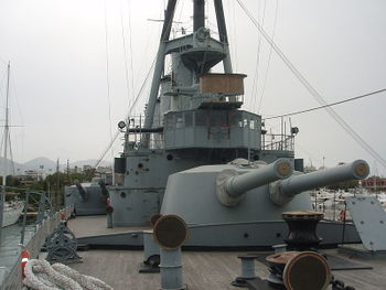 Averof_bridge_and_bow_234_mm_main_turret.JPG