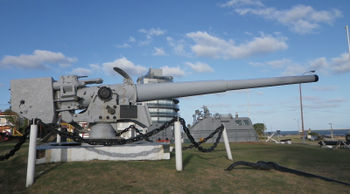 Admiral_Graf_Spee's_15_cm_skc28_cannon_in_Naval_Museum_of_Montevideo.jpeg
