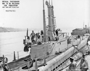Вид на рубку USS Balao (SS-285) со стороны кормы во время модернизации (октябрь 1944)