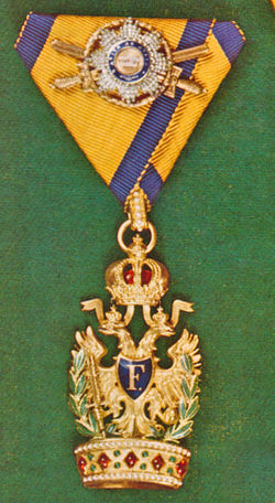 Ordens-der-Eisernen-Krone-1-klass-kleine-dekoration-und-golden-schwerten.jpg