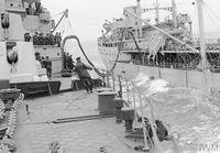 HMS_JAMAICA_дозаправка_с_танкера_(Северная_Атлантика,_сентябрь_1944)_8.jpg
