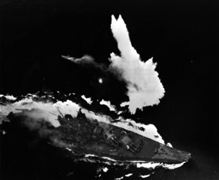 1024px-Japanese_battleship_Yamato_under_attack_in_the_East_China_Sea_on_7_April_1945_(L42-09.06.05).jpg