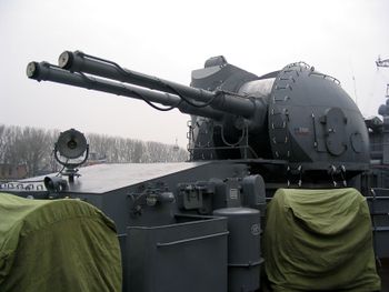 AK-130_on_destroyer_«Nastoychivyy»_in_Baltiysk,_2008_(1).jpg